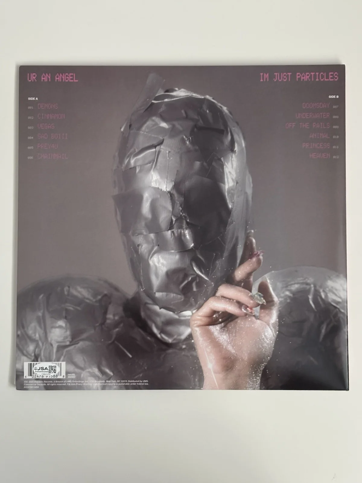 Benee Ur An Angel I'm Just Particles LP White Vinyl Signed Autographed JSA COA, изображение 2