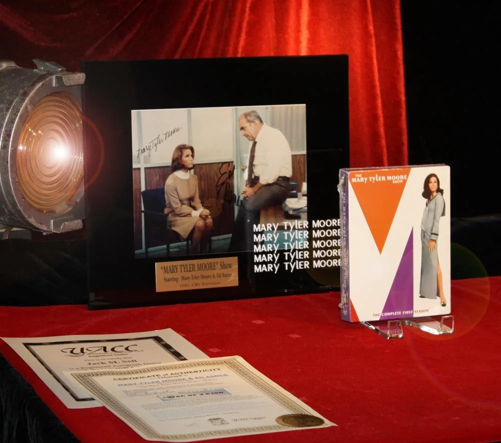 BETTY WHITE, MARY TYLER MOORE, ED ASNER — BETTY WHITE , MARY TYLER MOORE,+ ED ASNER Signed Cast AUTOGRAPH, DVD, Frame COA, image 2
