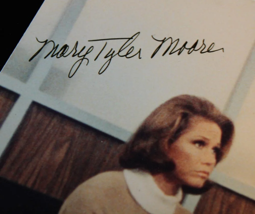 BETTY WHITE, MARY TYLER MOORE, ED ASNER — BETTY WHITE , MARY TYLER MOORE,+ ED ASNER Signed Cast AUTOGRAPH, DVD, Frame COA, image 4