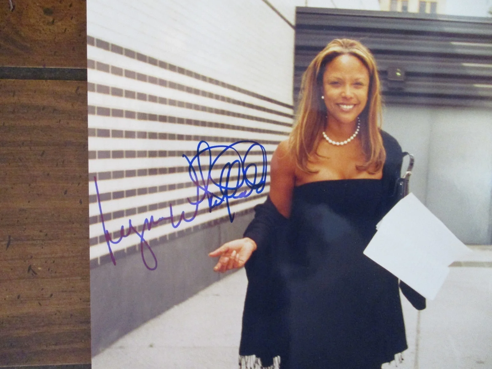 LYNN WHITFIELD("Greenleaf/Josephine Baker")Signed 8 x 10 Glossy Color Photo, изображение 2