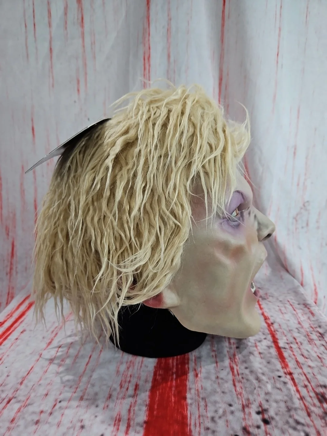 Keifer Sutherland — Keifer Sutherland Signed Lost Boys David TOTS Mask With Beckett Witnessed COA, image 4