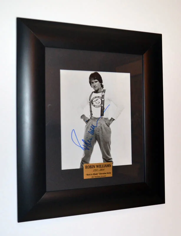 ROBIN WILLIAMS — ROBIN WILLIAMS Signed AUTOGRAPH " Mork & Mindy " PHOTO, DVD, Frame, COA, UACC, image 2