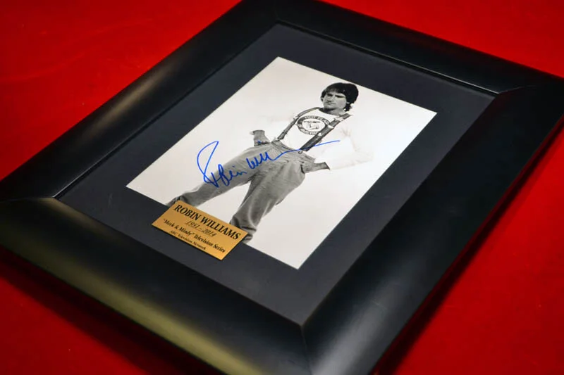 ROBIN WILLIAMS — ROBIN WILLIAMS Signed AUTOGRAPH " Mork & Mindy " PHOTO, DVD, Frame, COA, UACC, image 3