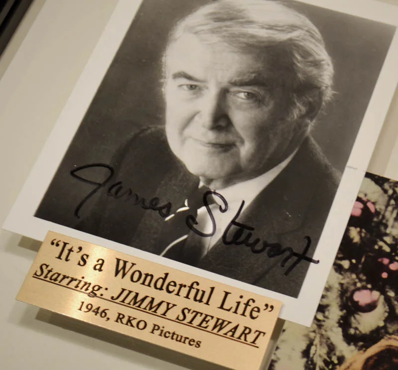 JIMMY STEWART, KAROLYN GRIMES — JIMMY STEWART & ZUZU Signed IT'S A WONDERFUL LIFE, COA DVD, Ornament, UACC Frame, изображение 3