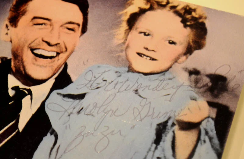 JIMMY STEWART, KAROLYN GRIMES — JIMMY STEWART & ZUZU Signed IT'S A WONDERFUL LIFE, COA DVD, Ornament, UACC Frame, изображение 4