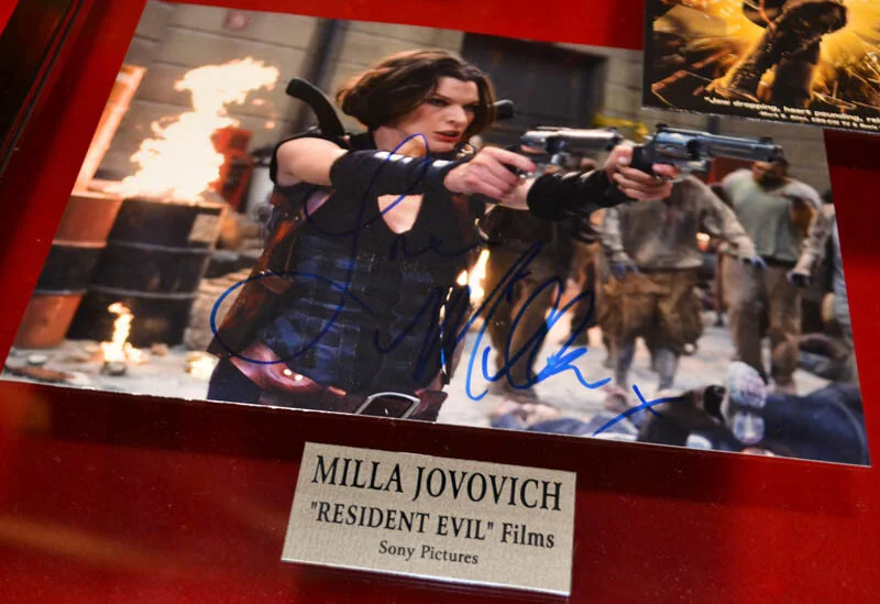 Resident Evil ZOMBIE Movie Costume COA, Signed MILLA JOVOVICH Autograph, DVD, изображение 5