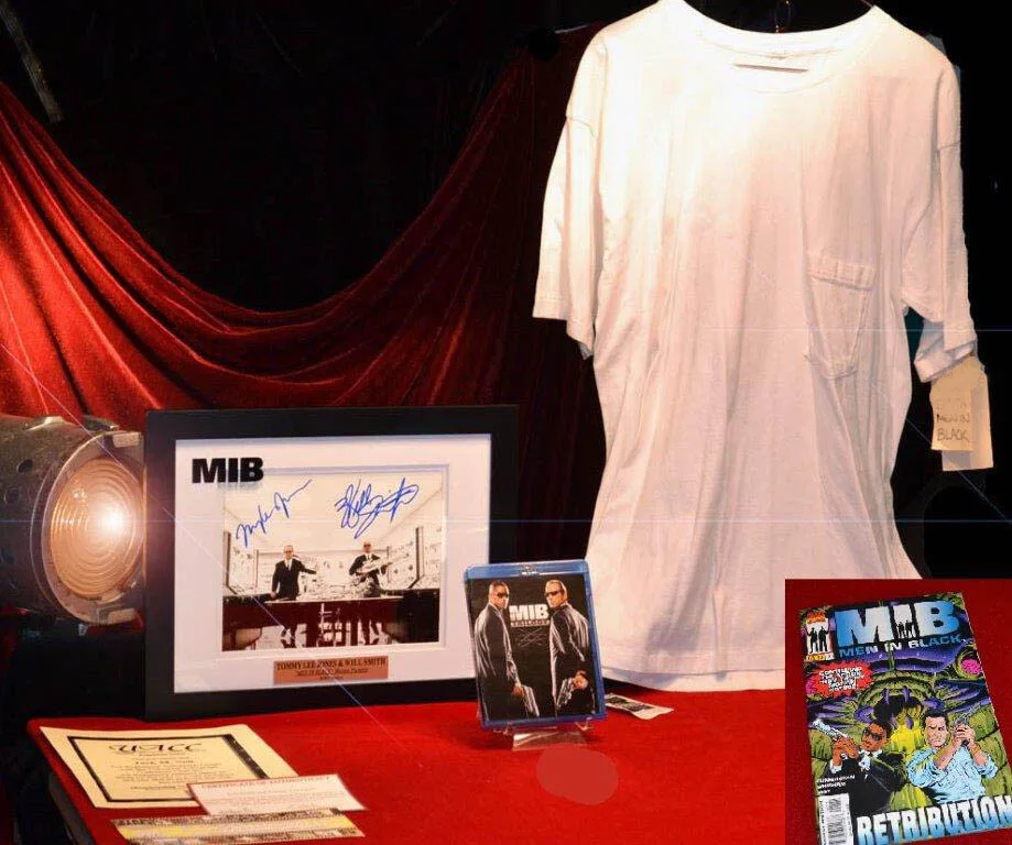 TOMMY LEE JONES Men In Black COSTUME, Autograph WILL SMITH Signed, COA Frame DVD, image 2