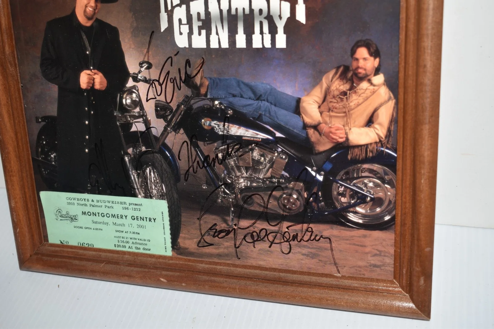 MONTGOMERY GENTRY -COUNTRY MUSIC 8X10 PHOTO- BOTH SIGNED W/ 2001 STUB (JGL53), изображение 3