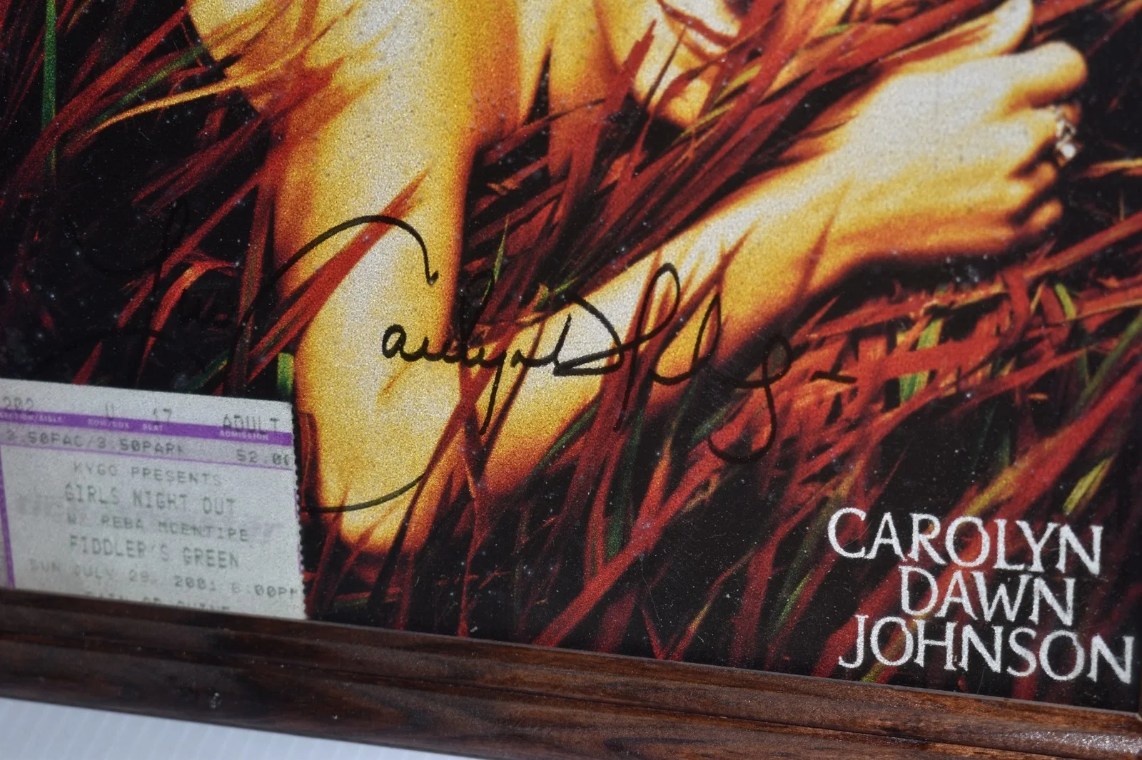 CAROLYN DAWN JOHNSON -COUNTRY MUSIC STAR 8X10 PHOTO- SIGNED W/ 2001 STUB (JGL52), изображение 3