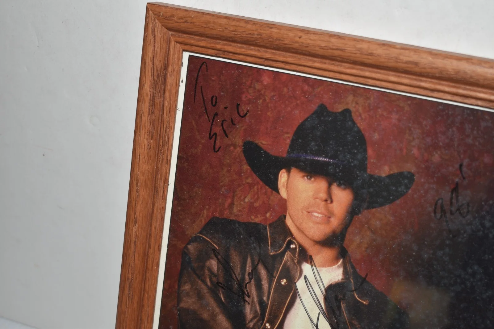 GARY ALLAN-COUNTRY MUSIC STAR 8X10 PHOTO- SIGNED W/ GUITAR PICK (JGL46), изображение 2
