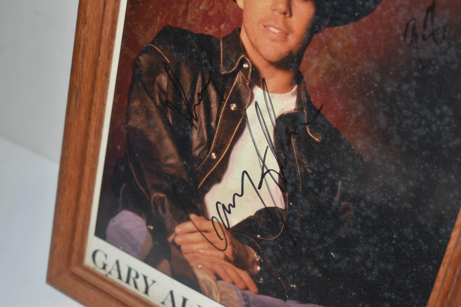 GARY ALLAN-COUNTRY MUSIC STAR 8X10 PHOTO- SIGNED W/ GUITAR PICK (JGL46), изображение 3