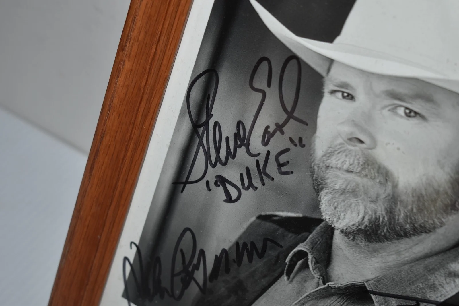 DAN SEALS-COUNTRY MUSIC STAR 8X10 PHOTO- SIGNED W/ MORE AUTOGRAPHS (JGL43), изображение 2