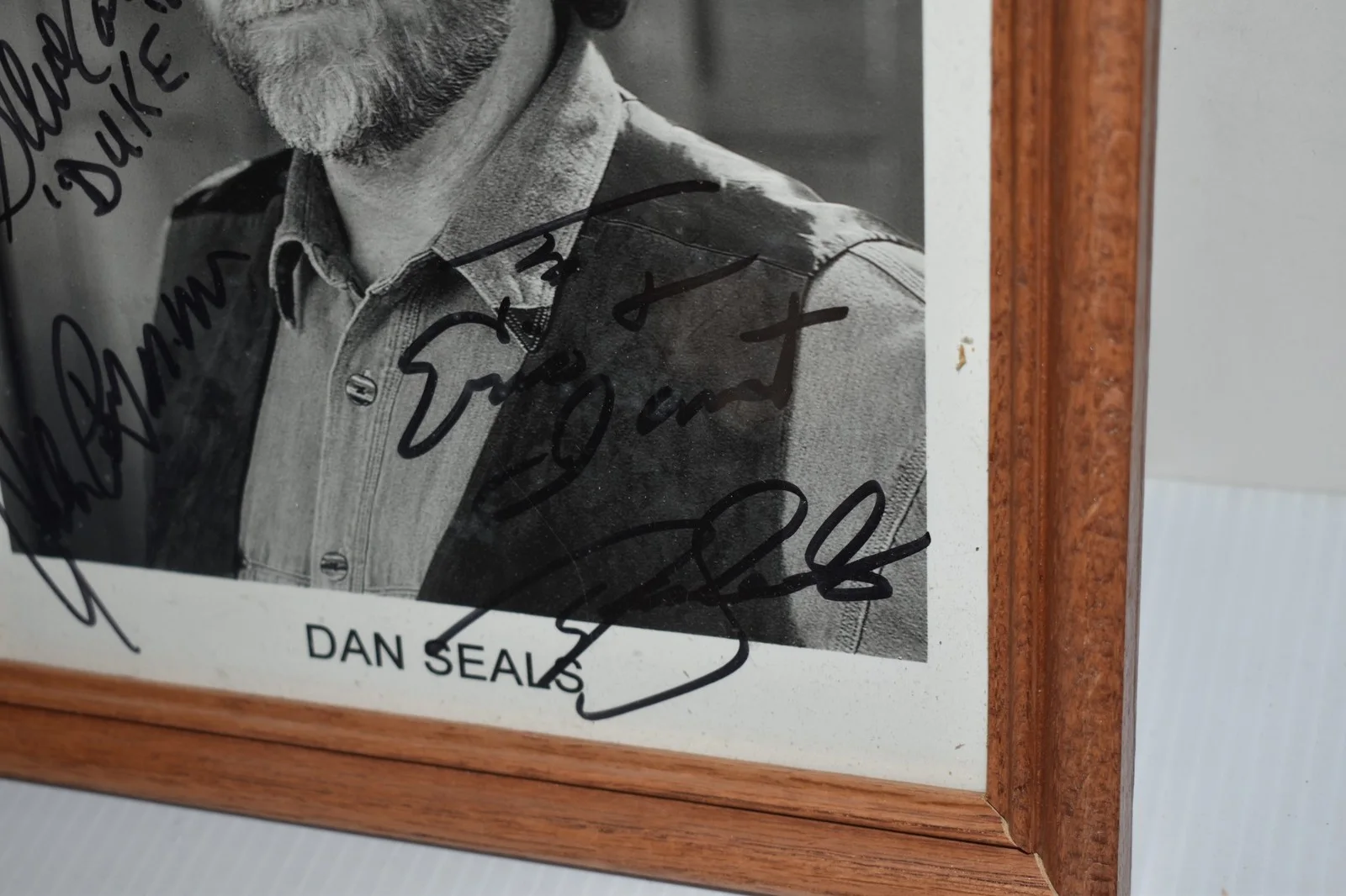 DAN SEALS-COUNTRY MUSIC STAR 8X10 PHOTO- SIGNED W/ MORE AUTOGRAPHS (JGL43), изображение 4
