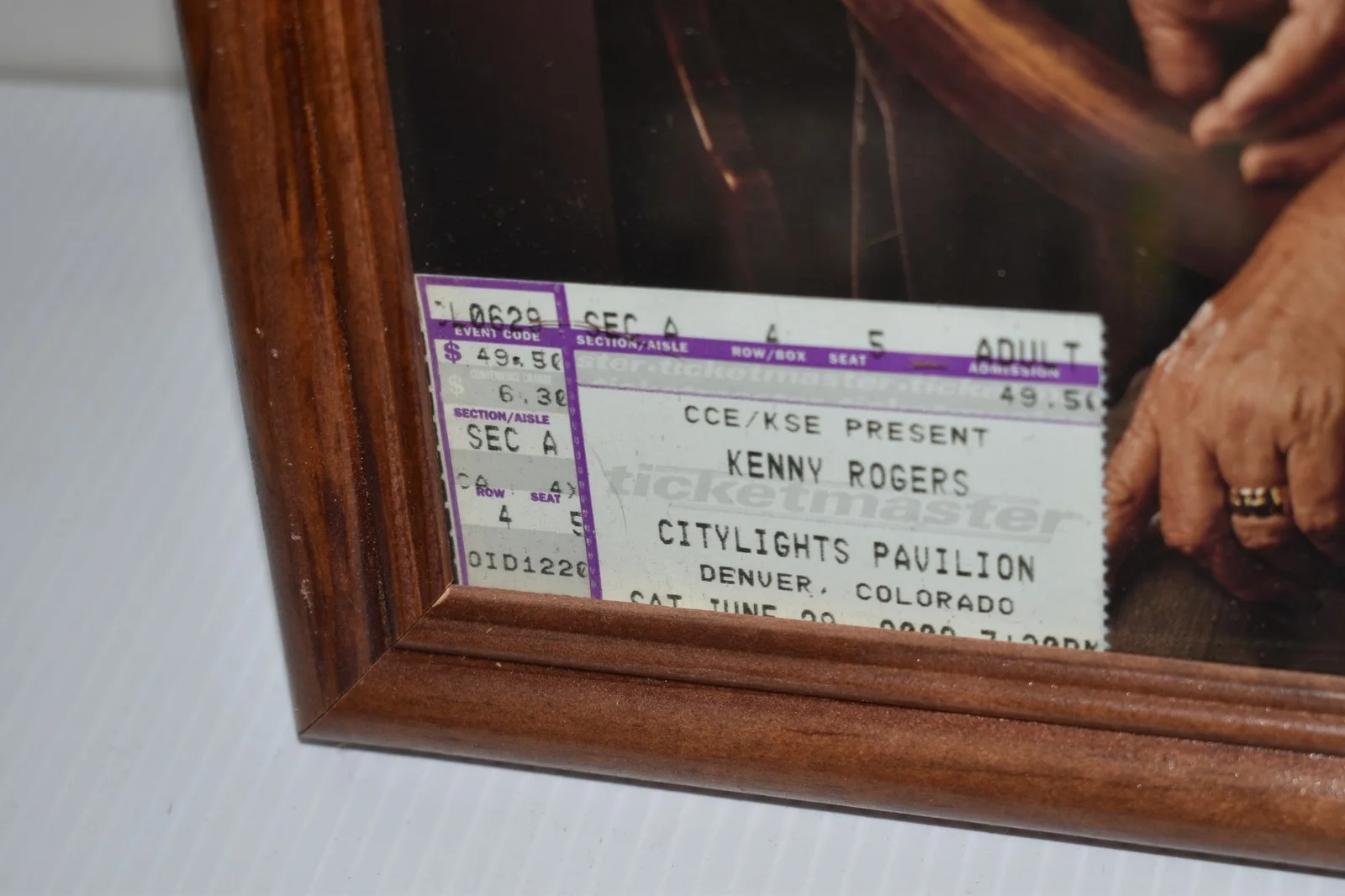 KENNY ROGERS 8X10 PHOTO- FACSIMILE SIGNED W/ 2002 TICKET STUB (JGL41), изображение 2