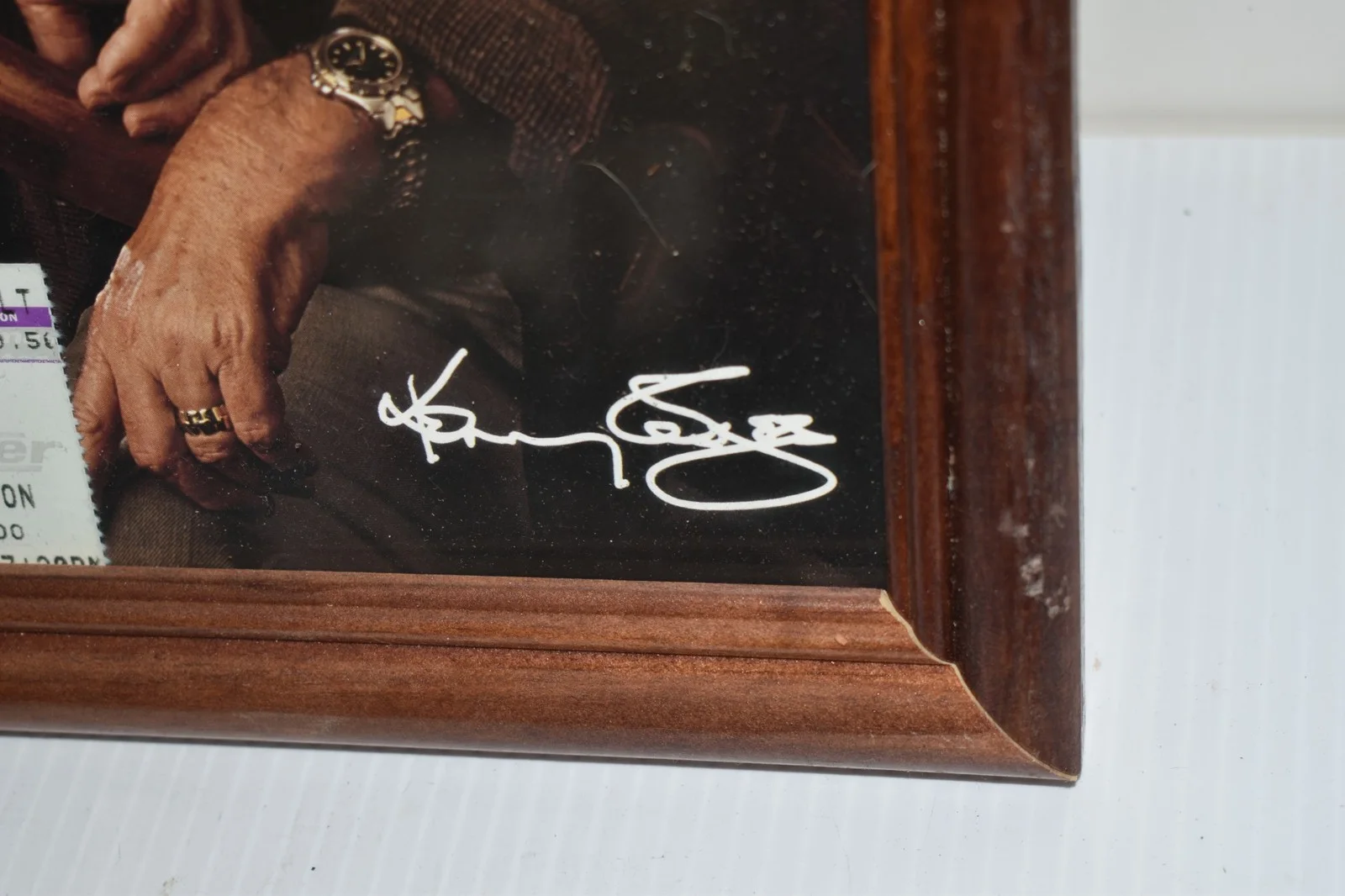 KENNY ROGERS 8X10 PHOTO- FACSIMILE SIGNED W/ 2002 TICKET STUB (JGL41), изображение 3