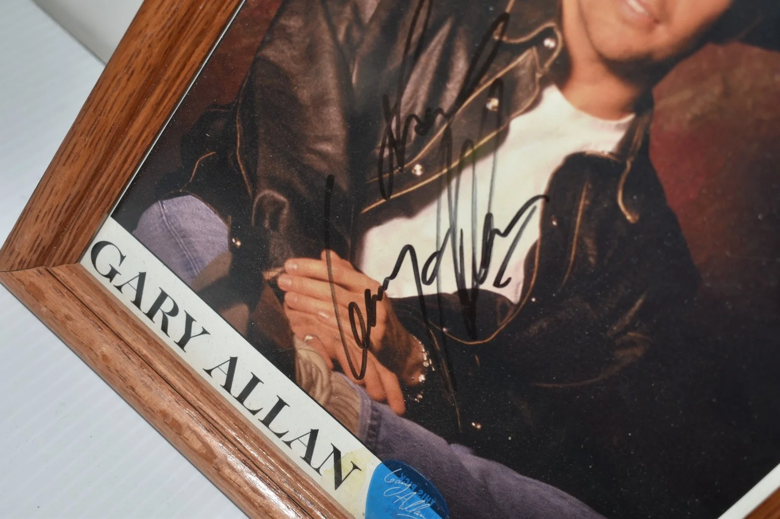 GARY ALLAN-COUNTRY MUSIC STAR 8X10 PHOTO- SIGNED W/ GUITAR PICK (JGL42), изображение 3
