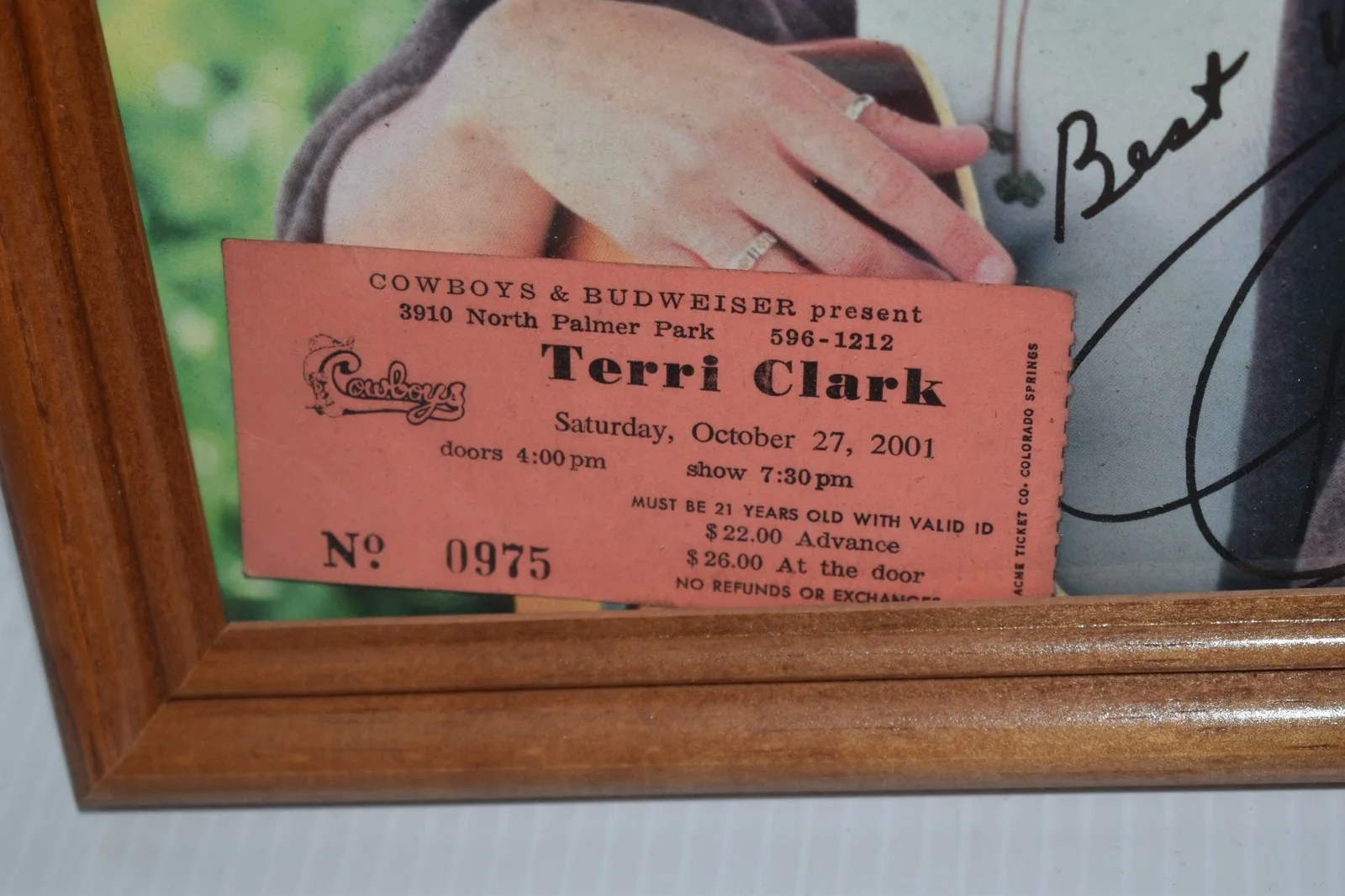 TERRI CLARK- COUNTRY MUSIC STAR 8X10 PHOTO- SIGNED W/ COWBOYS 2001 STUB (JGL37), изображение 2