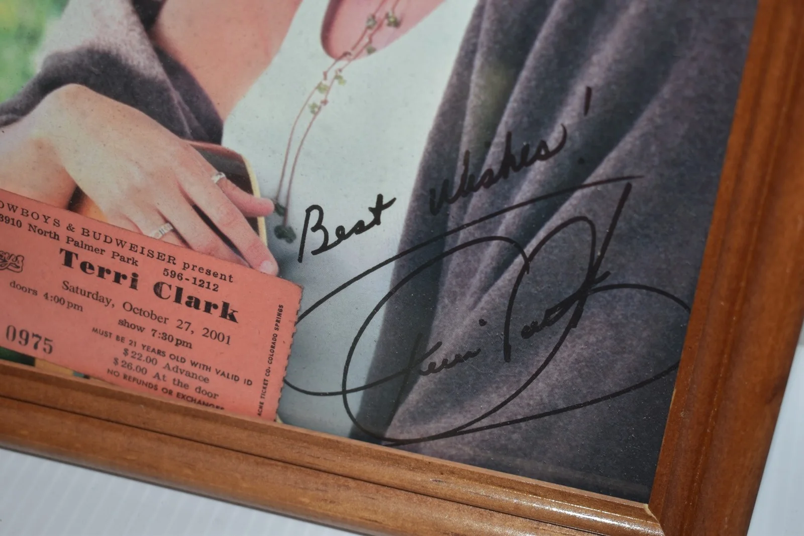 TERRI CLARK- COUNTRY MUSIC STAR 8X10 PHOTO- SIGNED W/ COWBOYS 2001 STUB (JGL37), изображение 3