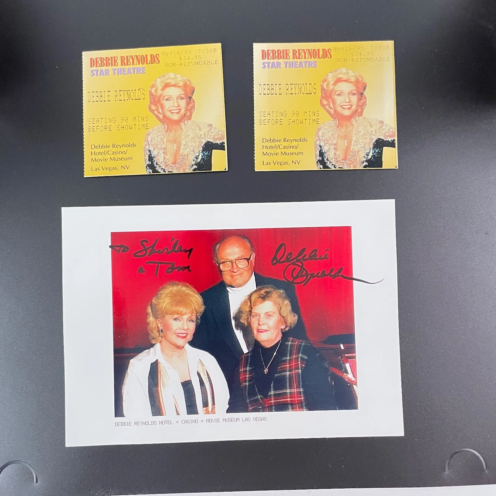 Debbie Reynolds — SIGNED by DEBBIE REYNOLDS photo + 2 ticket stubs Star Theatre & Movie Museum, изображение 3