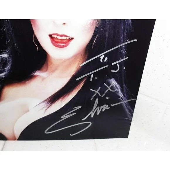Elvira — Elvira Autographed 8 by 10 photo Mistress of the Dark Cassandra Peterson, изображение 4