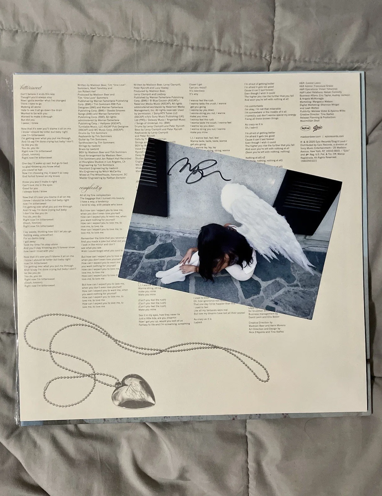 Locket Signed Vinyl Madison Beer, image 5