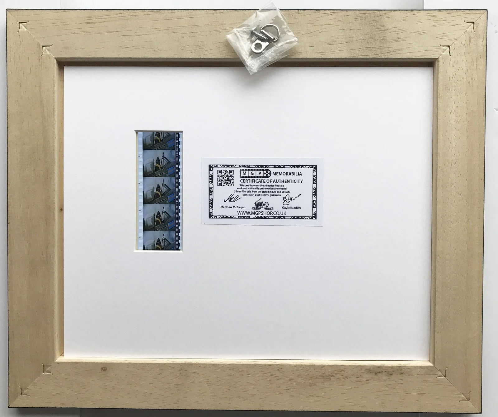 BATTLE of BRITAIN Cast Signed + Original 35mm Filmcells set in Quality Wood, изображение 3