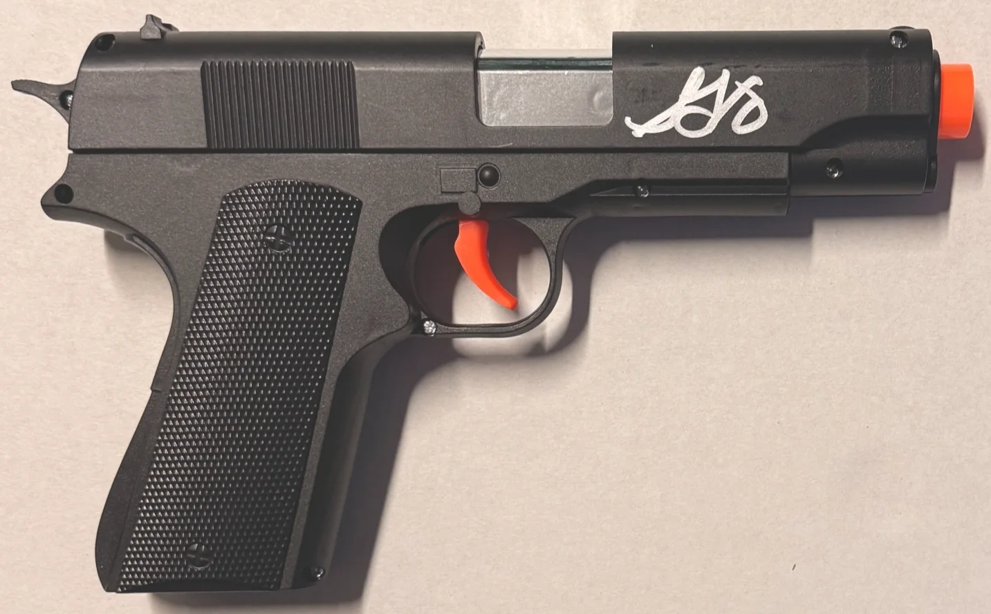 Samuel L. Jackson — Samuel L. Jackson Signed Blaster Toy Gun Beckett Witnessed 8.85" Inches 4 Ounces, изображение 2