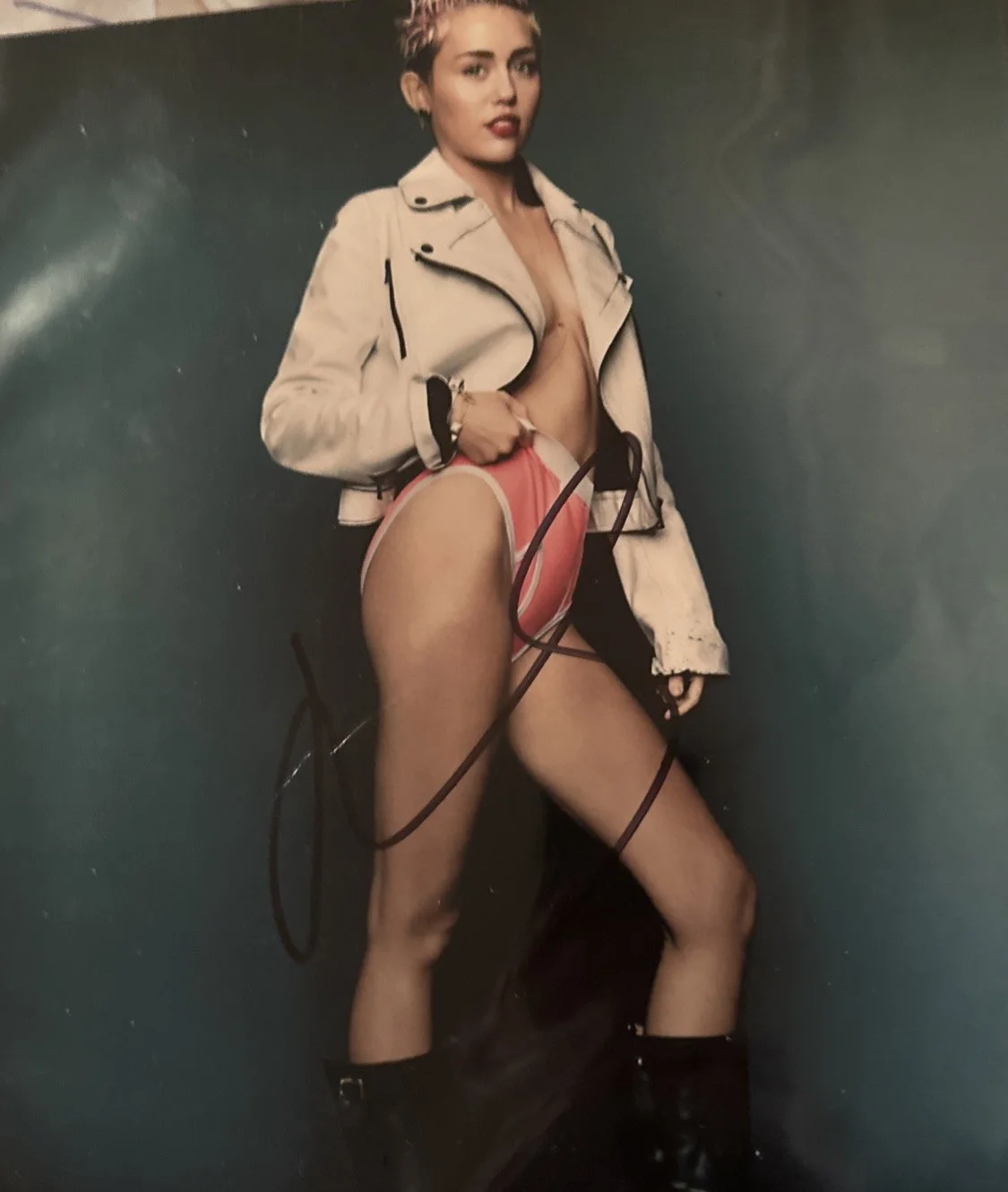 Miley Cyrus (Pop Artist) Signed Autographed 8x10 photo - AUTO w/COA, image 2