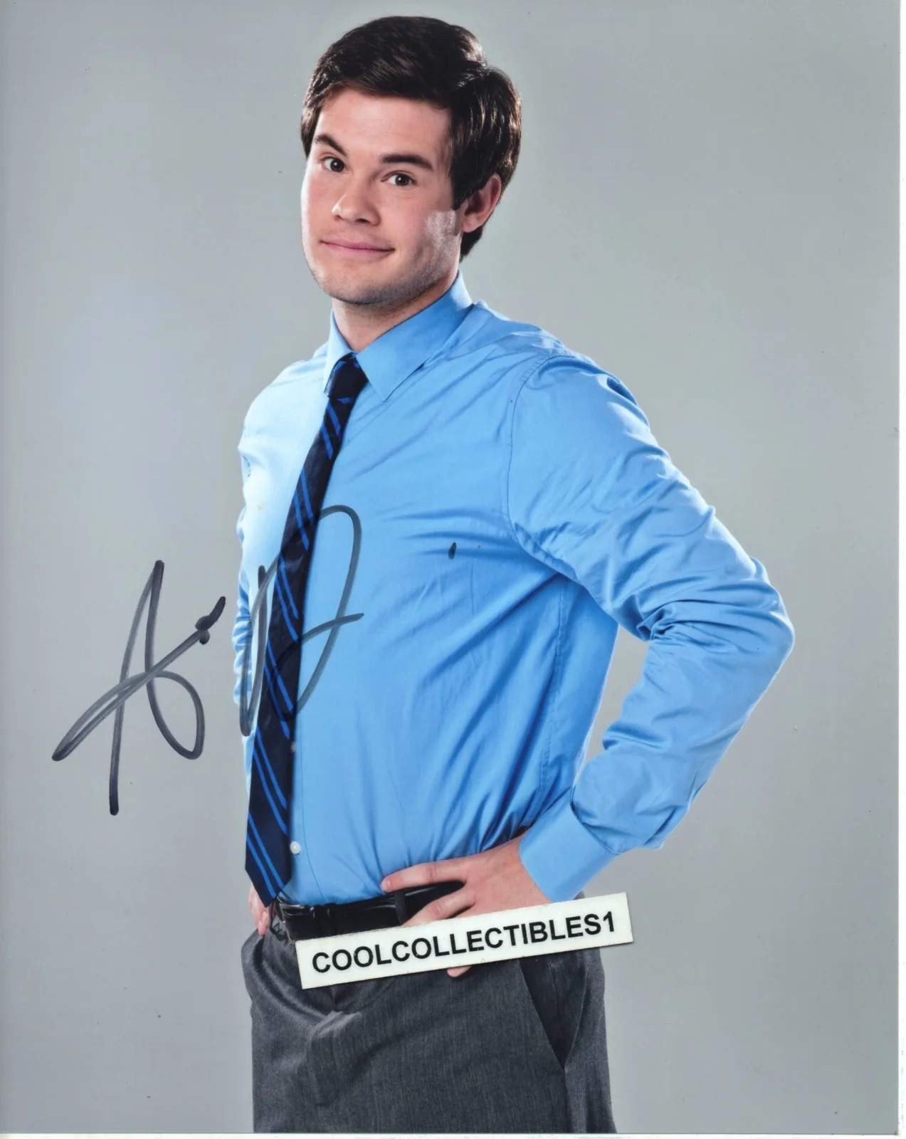 Adam Devine — ADAM DEVINE "WORKAHOLICS" IN PERSON SIGNED 8X10 COLOR PHOTO 3 COA
