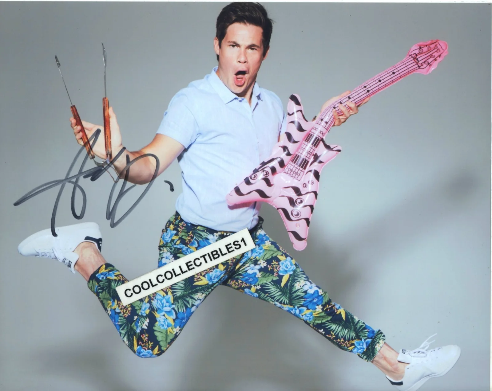 Adam Devine — ADAM DEVINE "WORKAHOLICS" IN PERSON SIGNED 8X10 COLOR PHOTO COA
