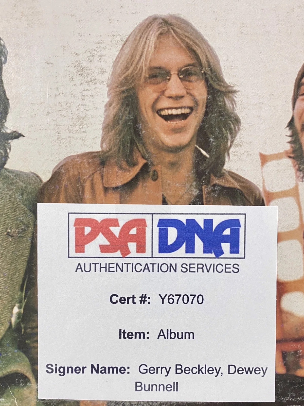 America 'Hearts' LP Signed Gerry Beckley & Dewey Bunnell - PSA, изображение 2