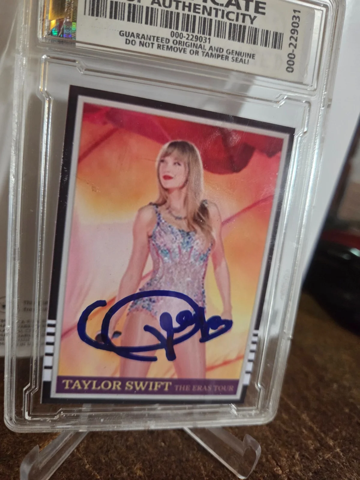 TAYLOR SWIFT Signed ERAS TOUR card encapsulated & graded 9 mint autograph, изображение 2