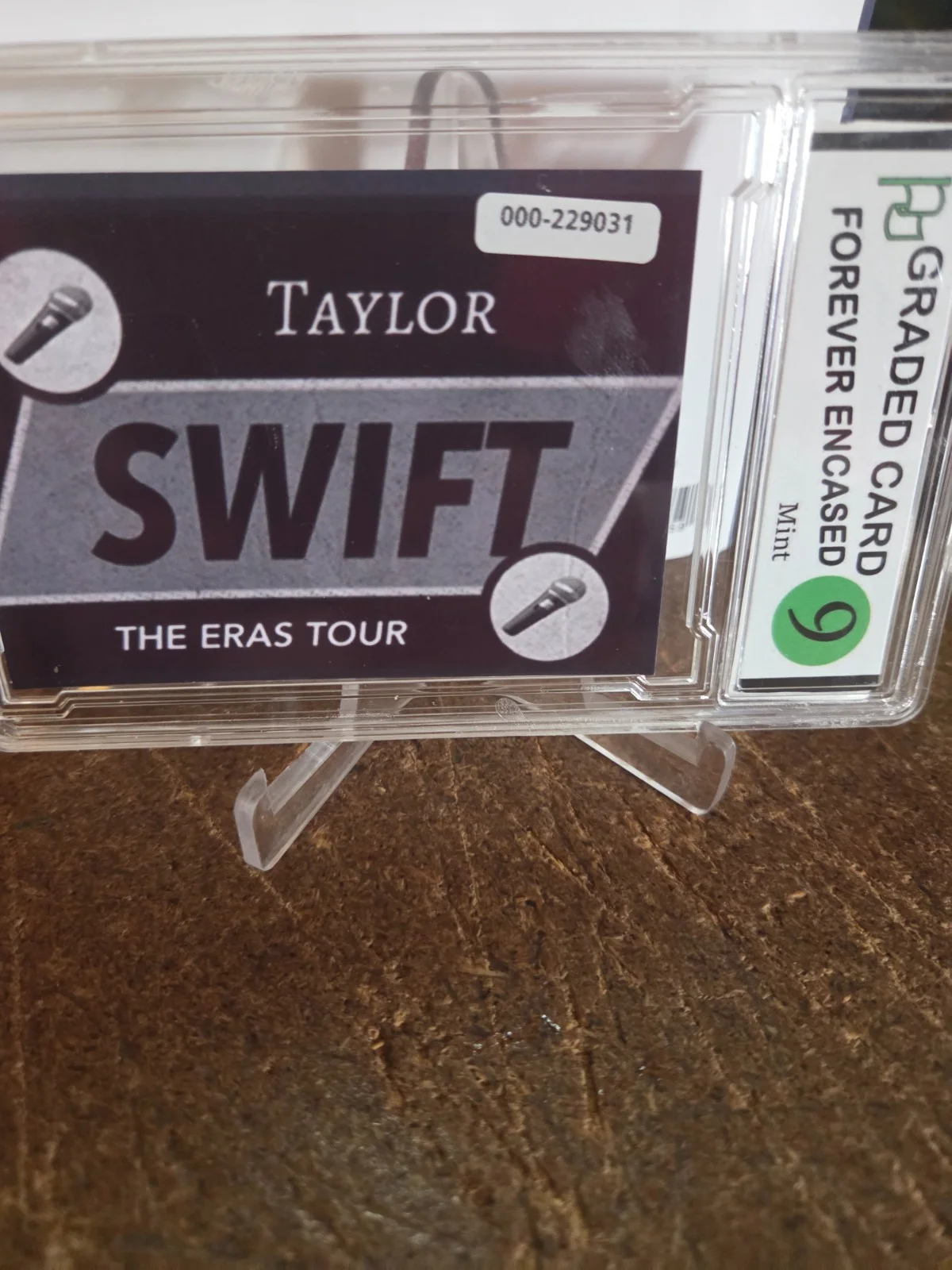 TAYLOR SWIFT Signed ERAS TOUR card encapsulated & graded 9 mint autograph, изображение 4