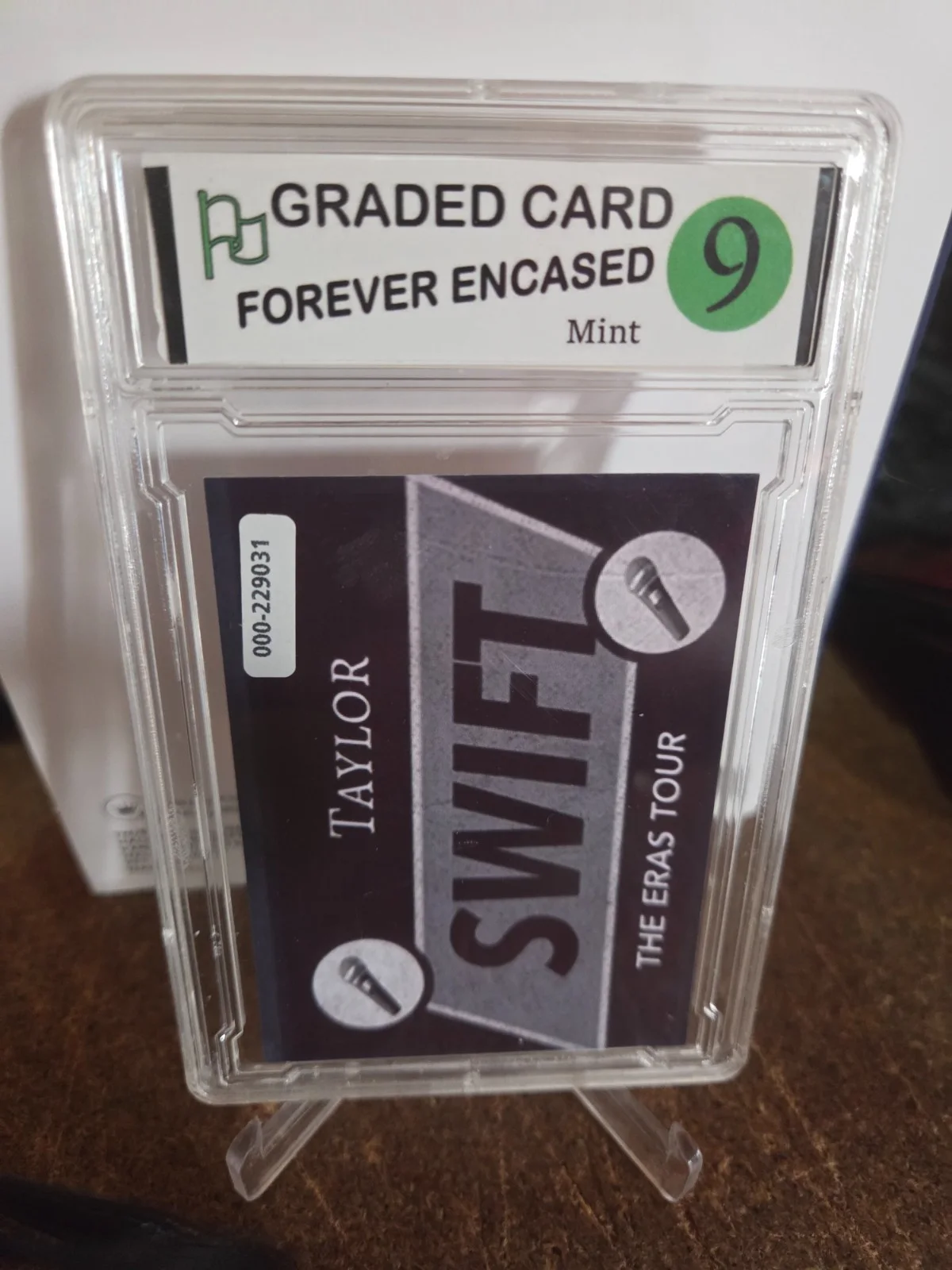 TAYLOR SWIFT Signed ERAS TOUR card encapsulated & graded 9 mint autograph, изображение 5