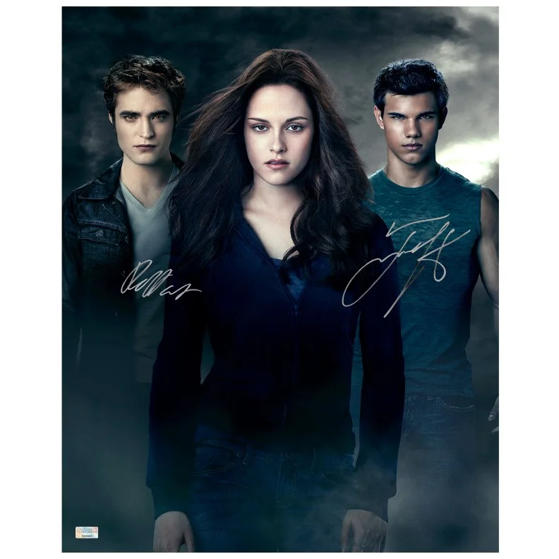 Robert Pattinson, Taylor Lautner — Robert Pattinson, Taylor Lautner Autographed 2008 Twilight 16x20 Photo