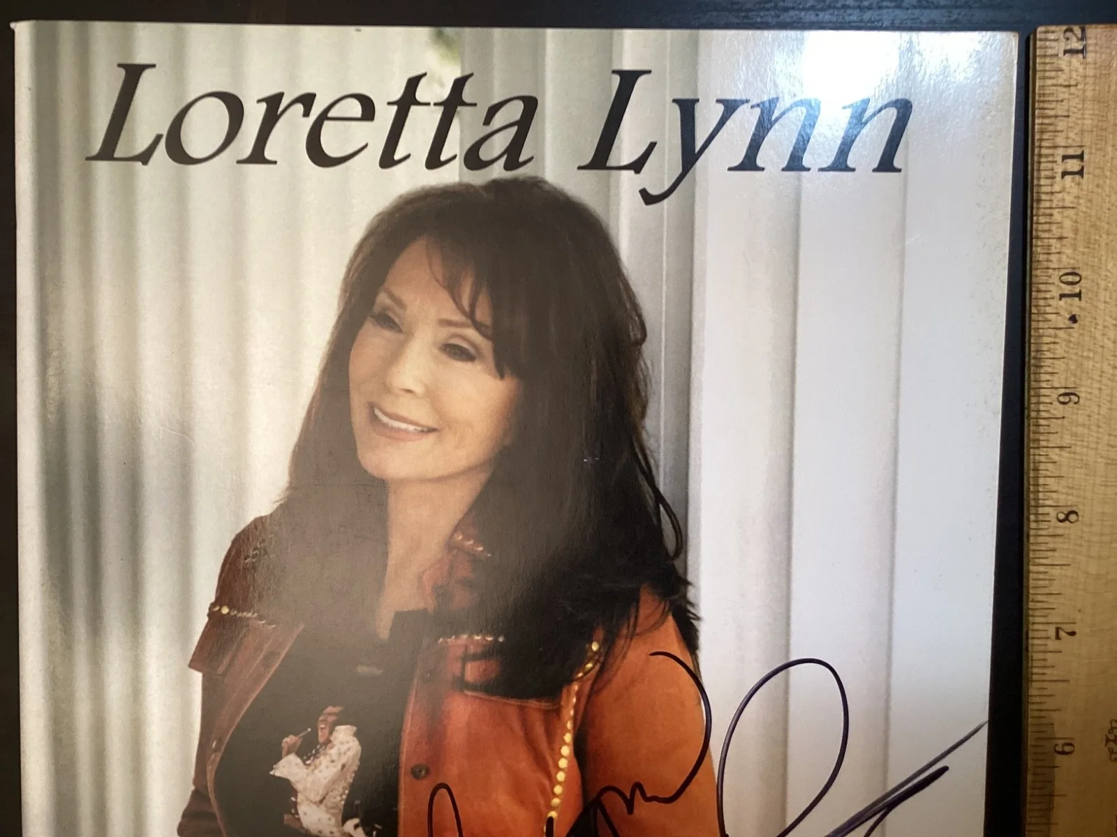Loretta Lynn - Autographed SIGNED The Cinderella Story Souvenir Book, изображение 2