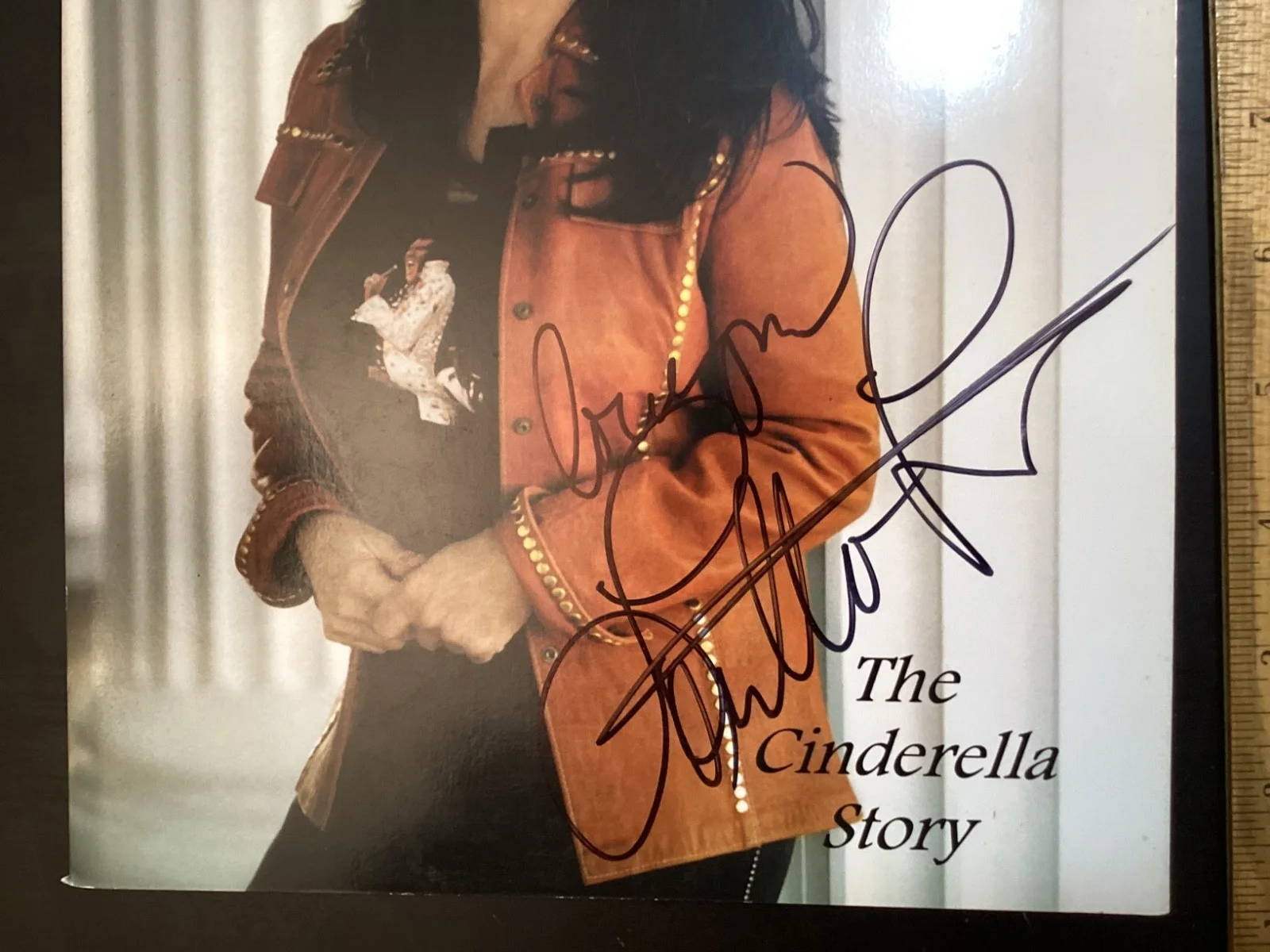 Loretta Lynn - Autographed SIGNED The Cinderella Story Souvenir Book, изображение 3