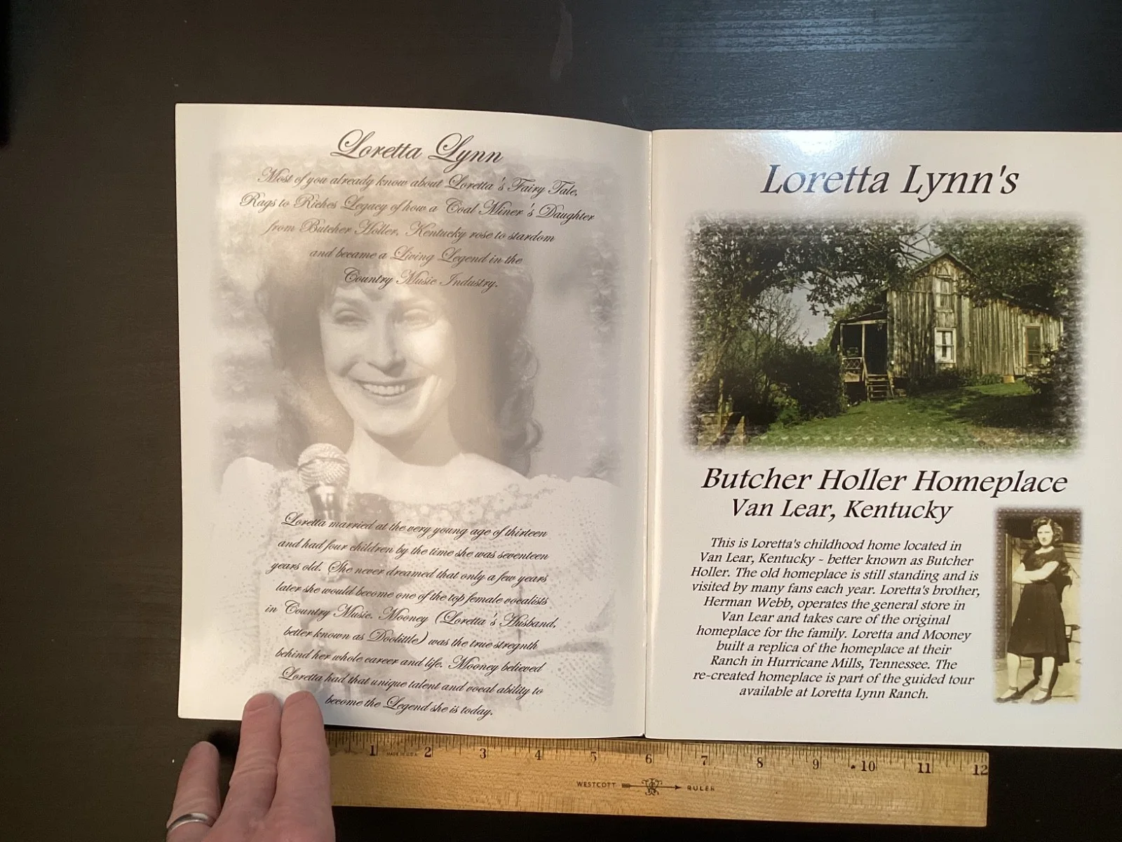 Loretta Lynn - Autographed SIGNED The Cinderella Story Souvenir Book, изображение 5