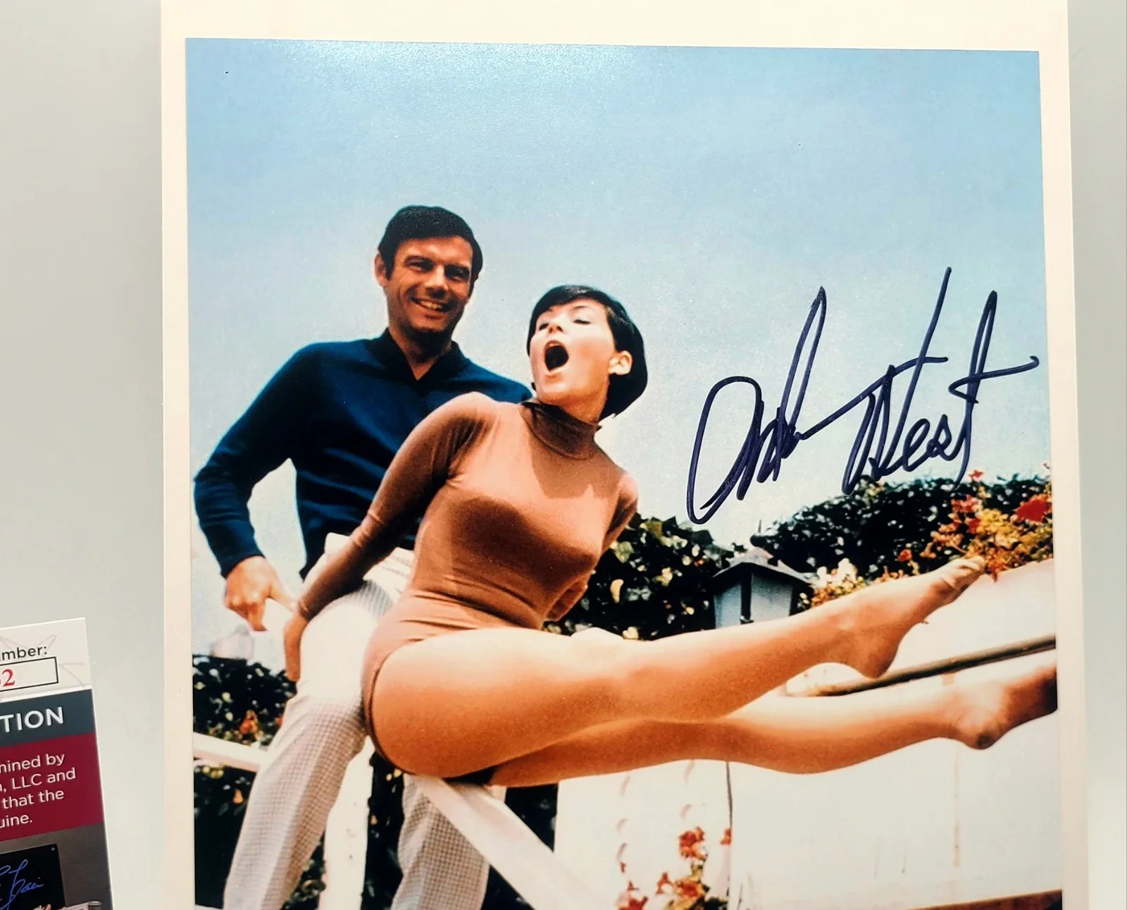 Adam West — Adam West Signed 8x10 Photo – Batman & Batgirl TV Show – JSA COA Autograph, изображение 4