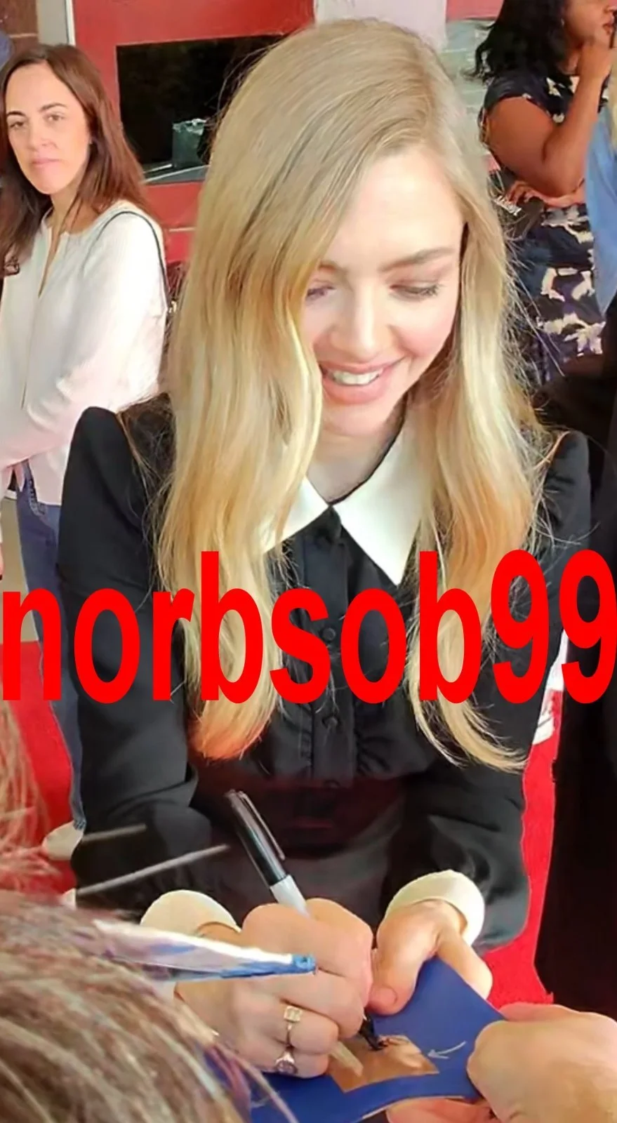 AMANDA SEYFRIED SIGNED MAMMA MIA SOPHIE FUNKO w/EXACT VIDEO PROOF & BECKETT COA, изображение 5