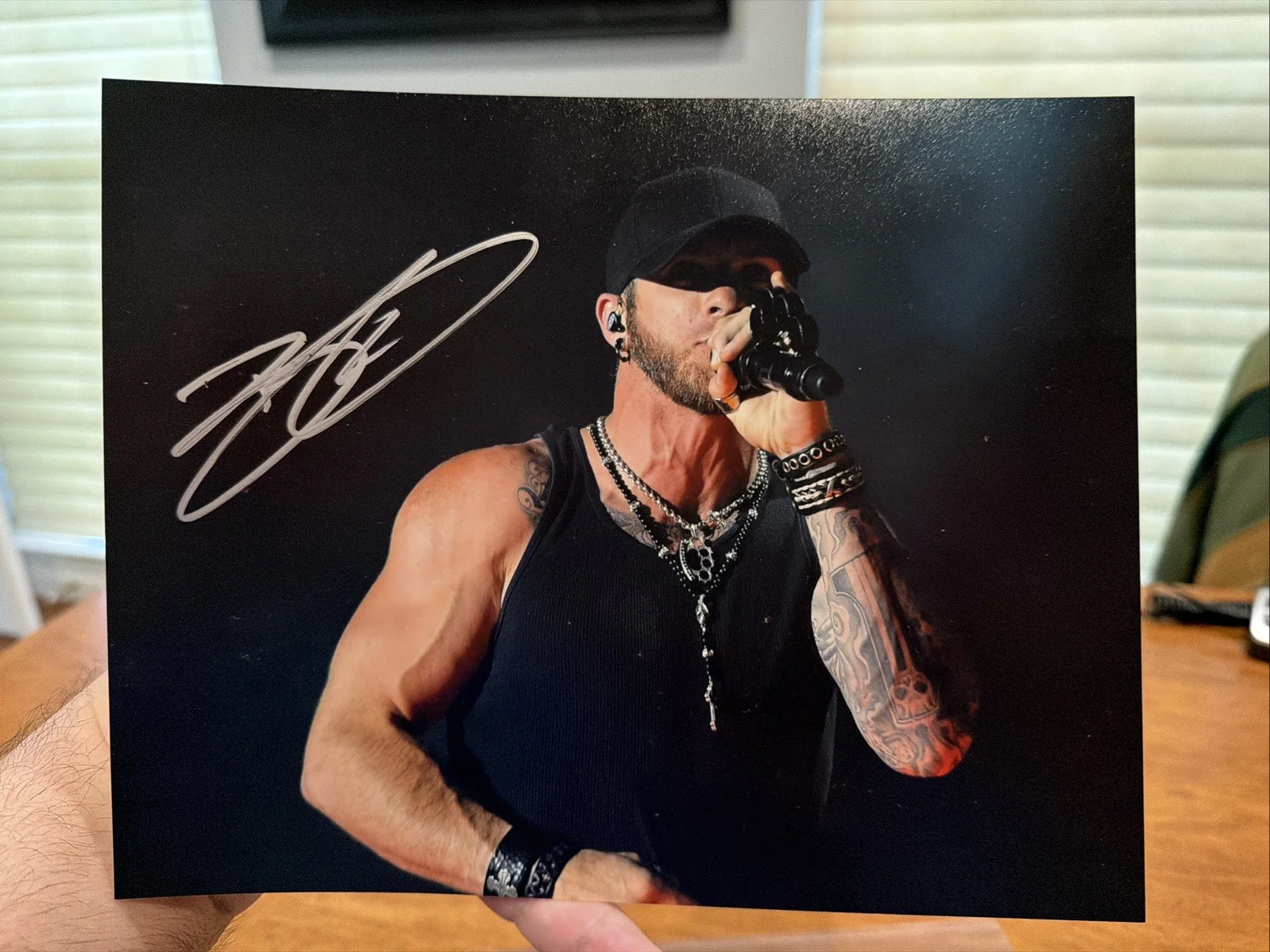 BRANTLEY GILBERT HAND SIGNED 8x10 PHOTO AUTOGRAPHED COUNTRY SINGER, изображение 2