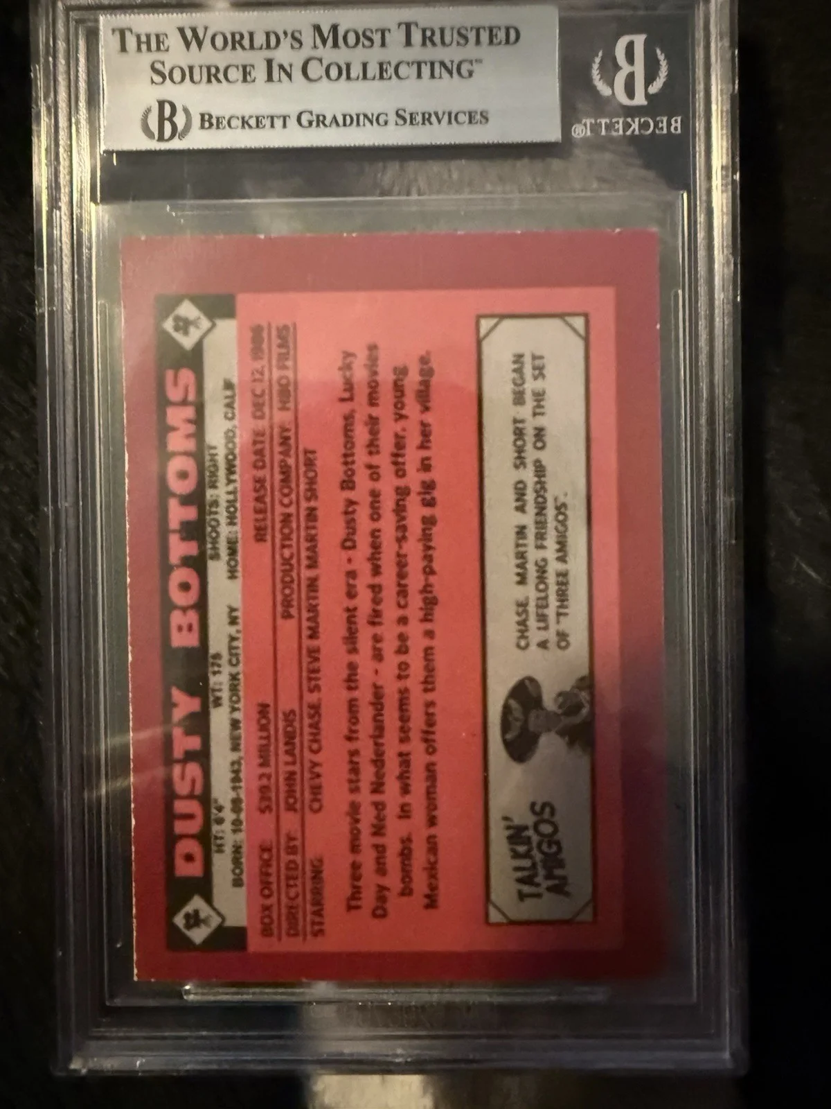 Chevy Chase — CHEVY CHASE 1986 VARIATION SIGNED AUTOGRAPH DUSTY BOTTOMS BGS AUTHENTIC AUTO SP, изображение 2