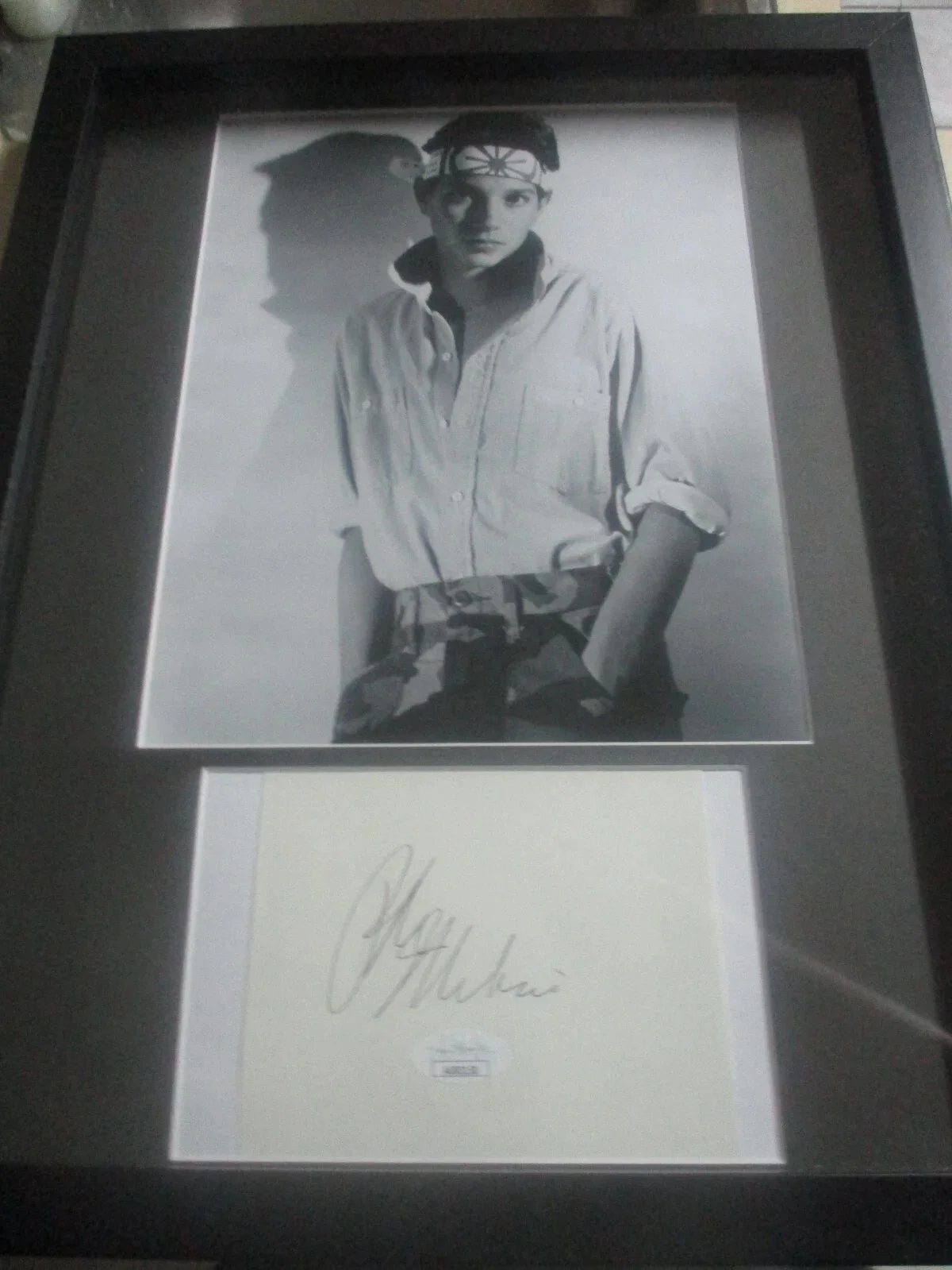 RALPH MACCHIO — RALPH MACCHIO THE KARATE KID SIGNED/AUTOGRAPHED 11X14 MATTE CUT FRAMED JSA CERT, image 2