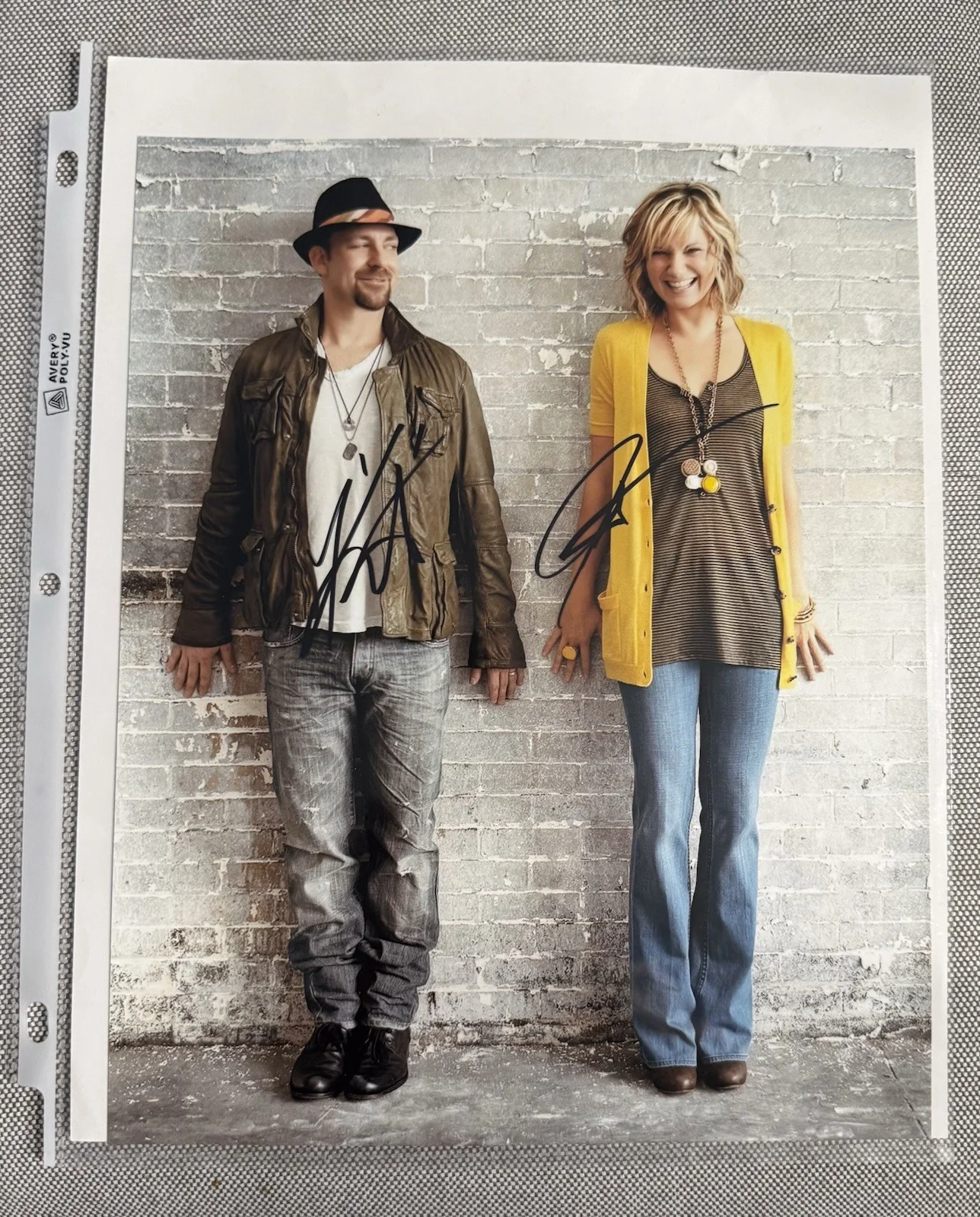 Multiple Signed Items From Duo Sugarland Including Liner Notes And Pictures, image 4