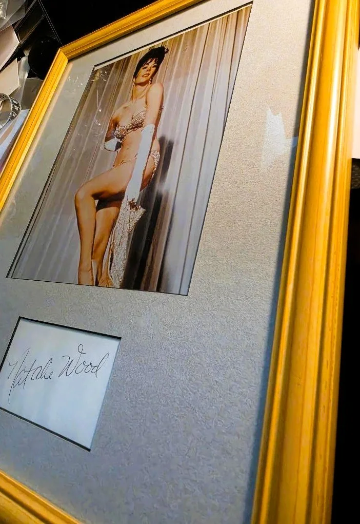 Natalie Wood — NATALIE WOOD image framed with signature card & COA ... A VERY NICE PRESENTATION, image 3