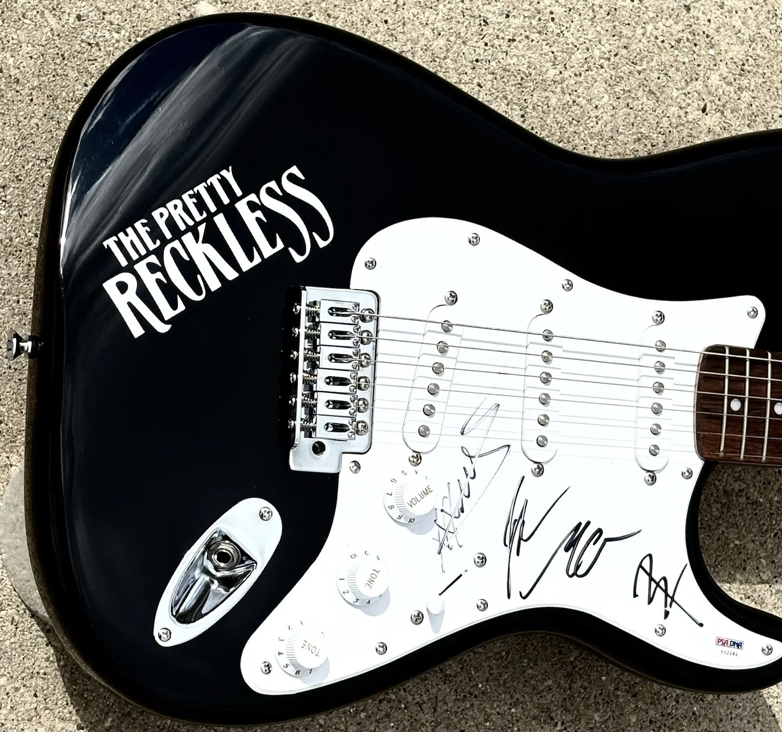 THE PRETTY RECKLESS SIGNED Guitar PSA/DNA LETTER OF AUTHENTICITY Taylor Momsen, image 2