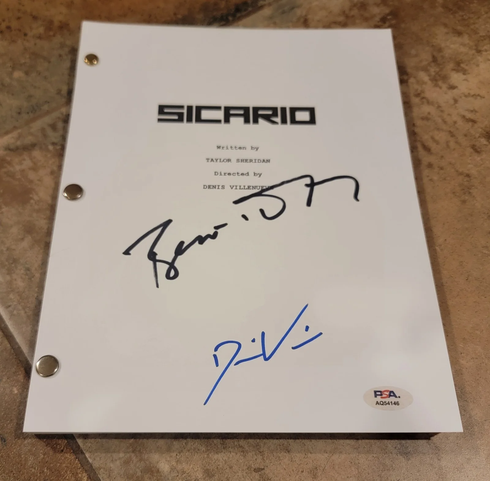 Denis Villeneuve, Benicio Del Toro — Denis Villeneuve Benicio Del Toro signed Sicario script full 105 pages PSA DNA