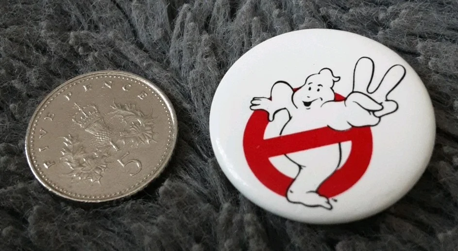 VINTAGE 1980s 25mm GHOSTBUSTERS 2 TIN BADGE, image 2