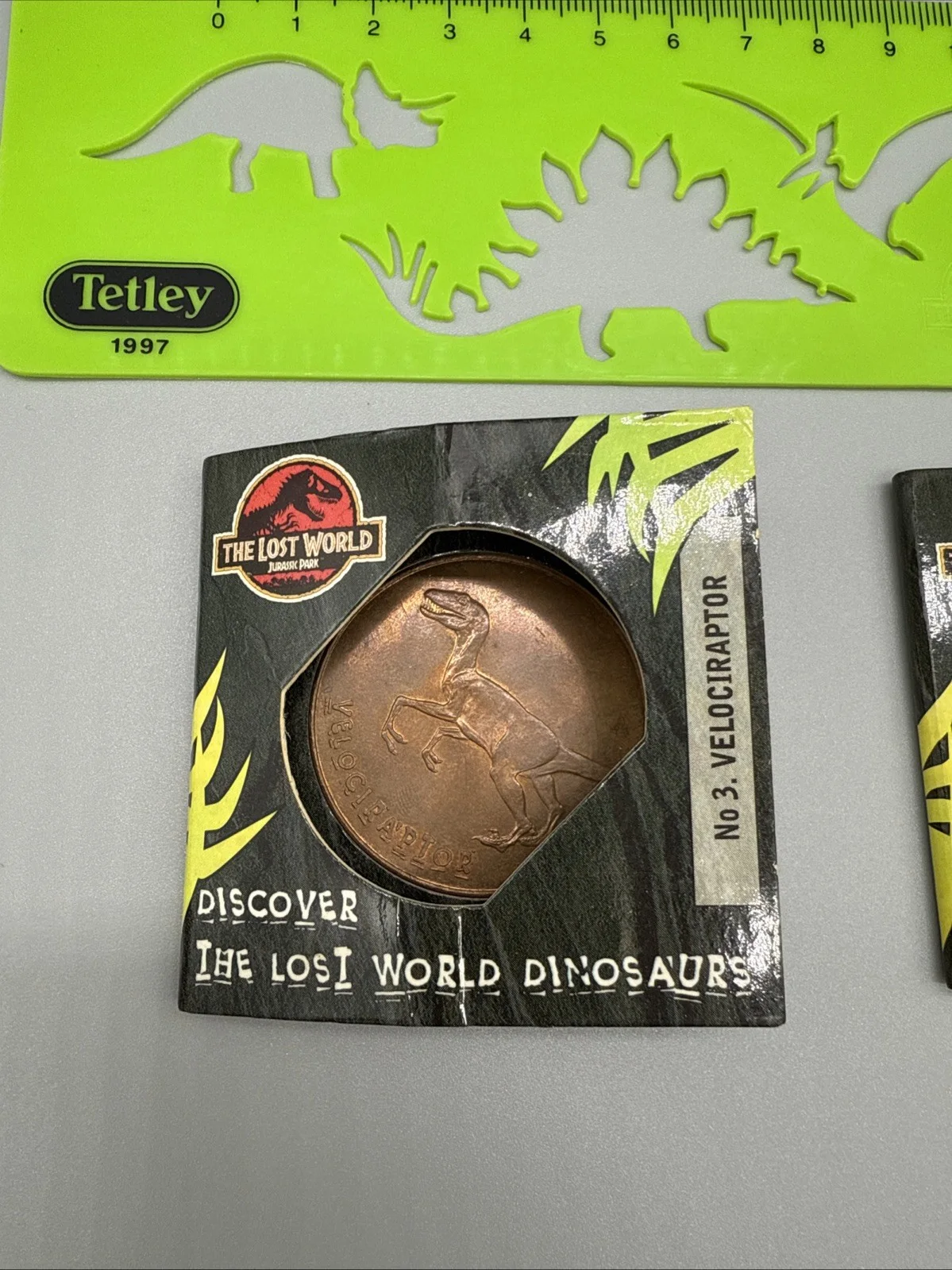 Jurassic Park Lost World Tin Pencil Case Tetley With Stencil & Coins 1997, изображение 2