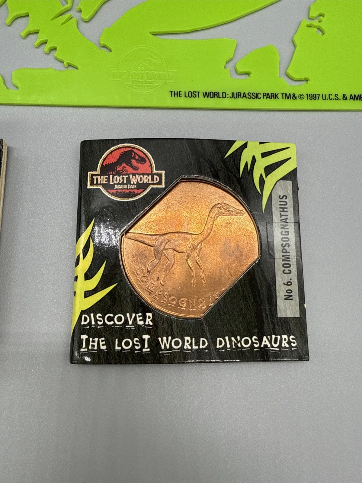 Jurassic Park Lost World Tin Pencil Case Tetley With Stencil & Coins 1997, изображение 3